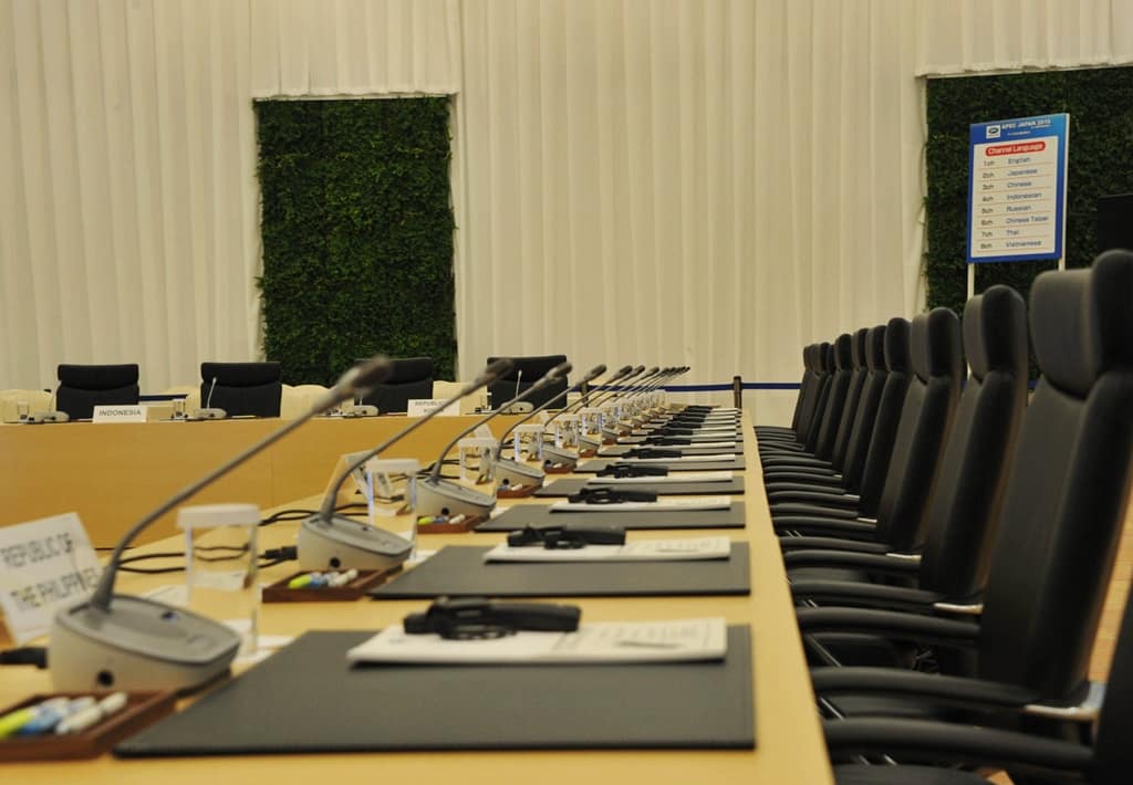 日本における会議用オーディオシステムおよびウェブストリーミングサポート